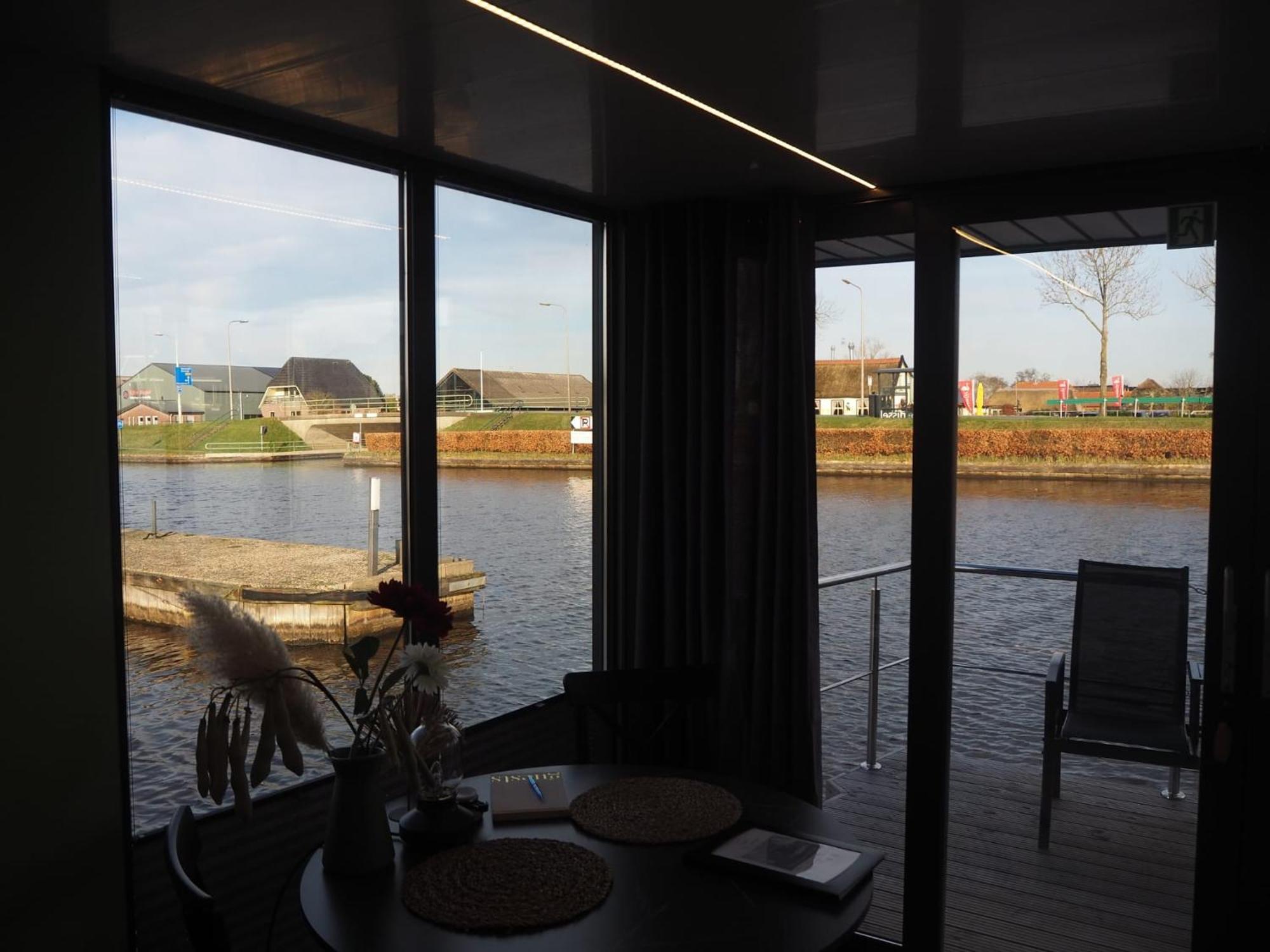 Bed-On-A-Boat Hotel Giethoorn Bagian luar foto