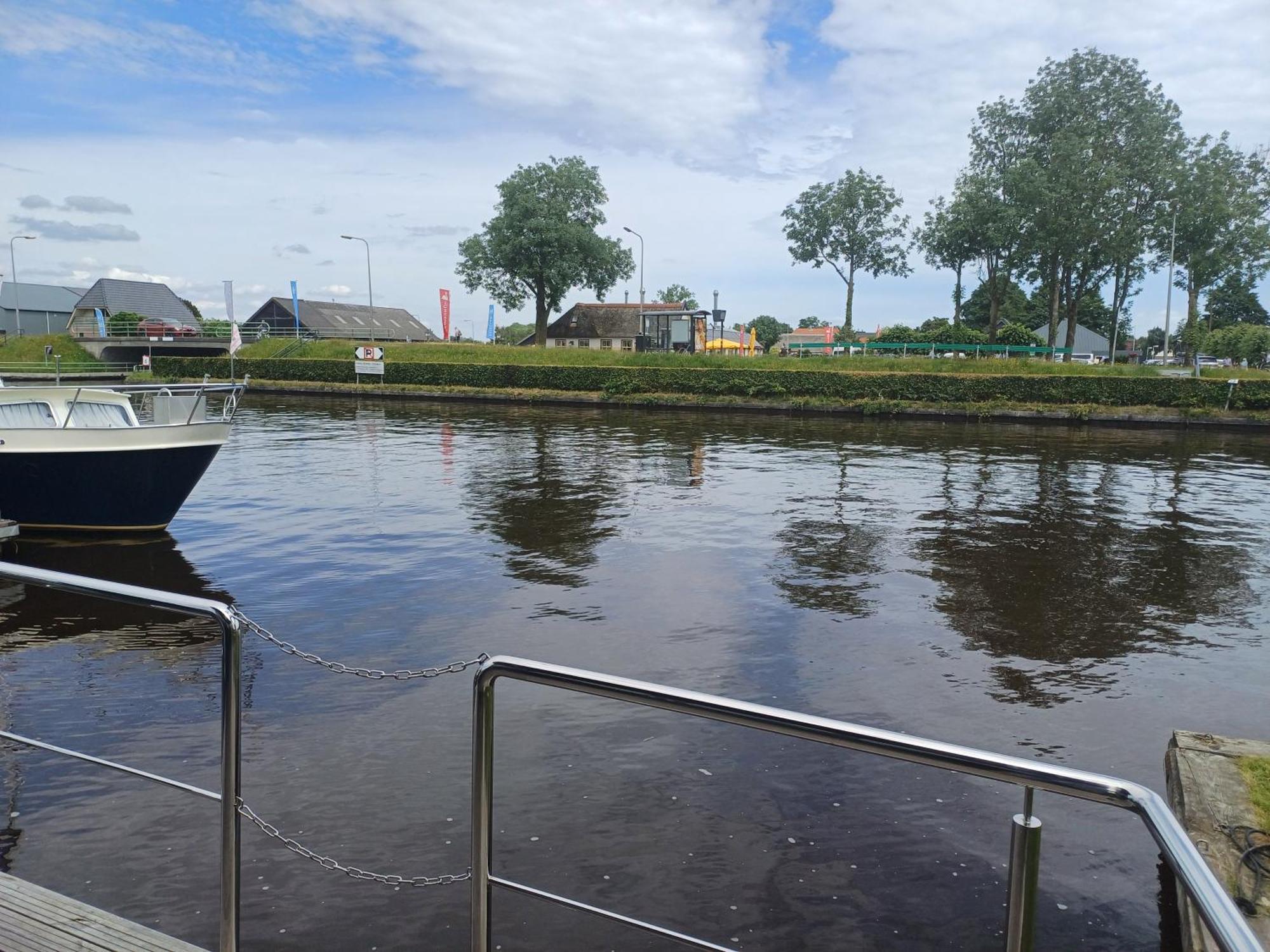 Bed-On-A-Boat Hotel Giethoorn Bagian luar foto